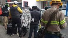 Motociclista cae tras enredarse con línea de TV por cable tirada en la calle