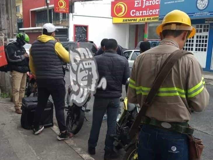 Motociclista cae tras enredarse con línea de TV por cable tirada en la calle