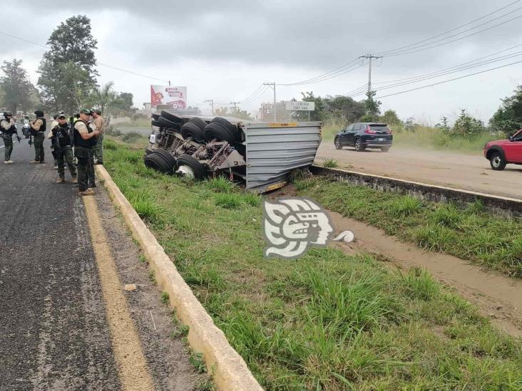 Se desprende remolque con contenedor frente a la academia de Policía en Xalapa