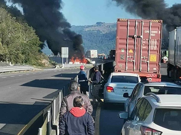 Se incendia pipa sobre libramiento Xalapa-Perote