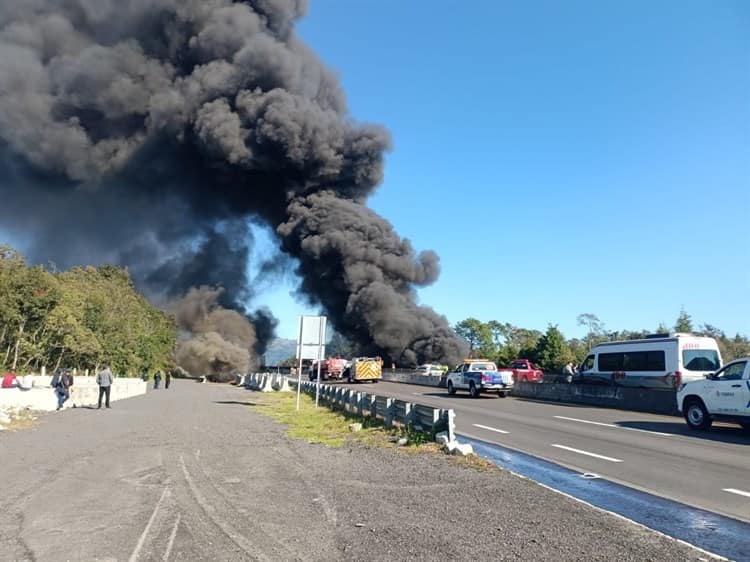 Dos heridos y una cisterna calcinada, saldo de accidente en libramiento de Xalapa