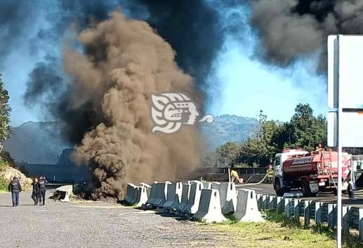 Dos heridos y una cisterna calcinada, saldo de accidente en libramiento de Xalapa