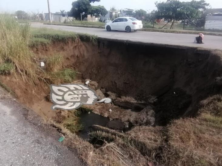 Enorme socavón en avenida de Coatzacoalcos