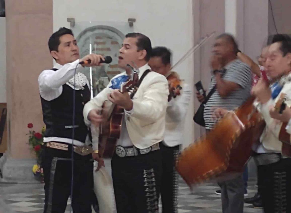 Mariachis se vuelven taqueros y albañiles ante la falta de trabajo; le piden un milagro a la Virgen