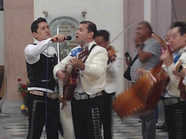 Mariachis se vuelven taqueros y albañiles ante la falta de trabajo; le piden un milagro a la Virgen