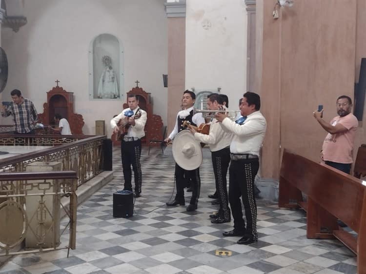 Mariachis se vuelven taqueros y albañiles ante la falta de trabajo; le piden un milagro a la Virgen