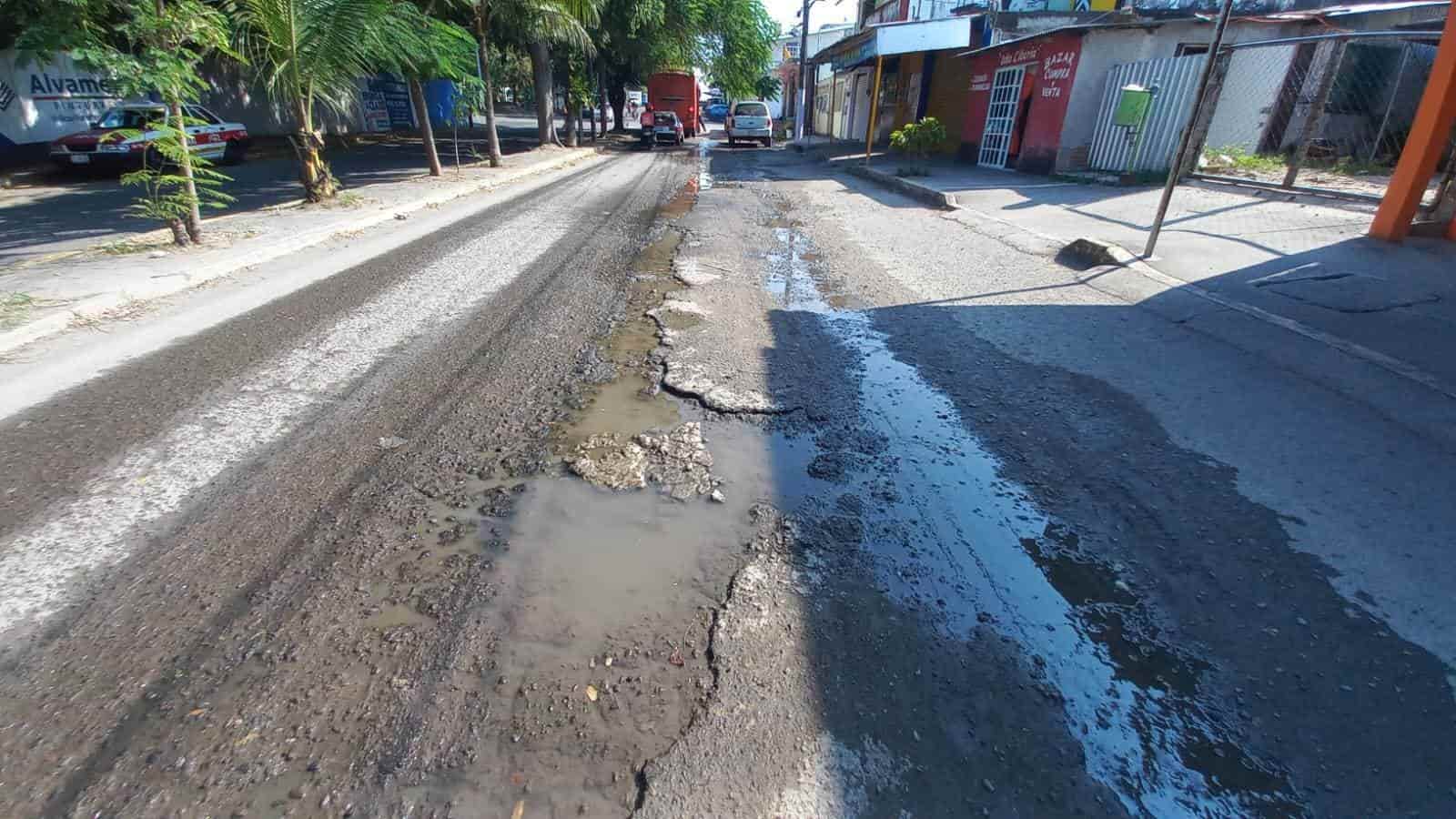 Aguas negras genera molestia entre vecinos en colonia de Veracruz, urgen reparación