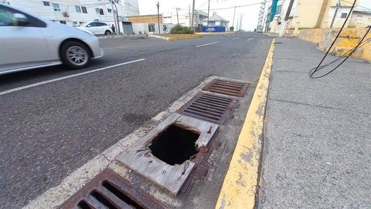 Urgen vecinos en Costa Verde la reparación de un poste en mal estado y registro dañado