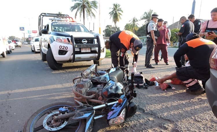 Motocicleta y camioneta chocan en Tierra Blanca; quedaron heridos