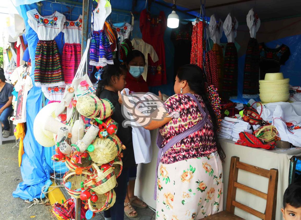 Baja demanda para trajes de indito en Coatza