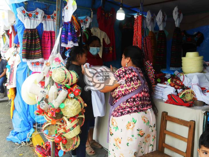 Baja demanda para trajes de indito en Coatza