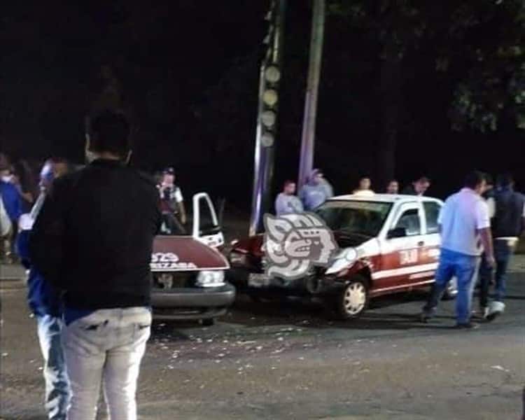 Accidente de taxis en la zona norte de Orizaba deja dos lesionados