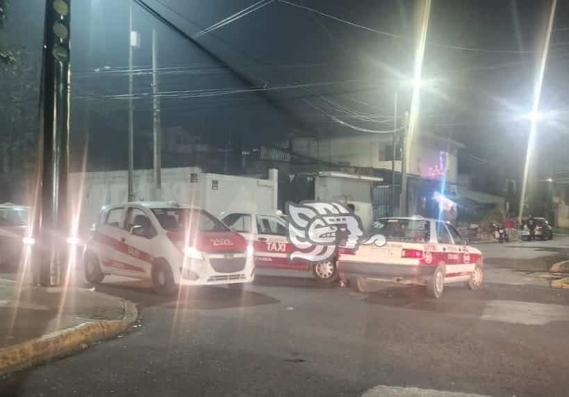 Choque de taxis deja dos lesionados en Orizaba