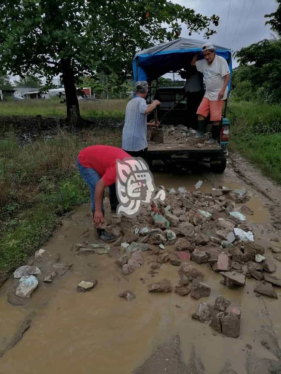 Aplican pobladores remedio casero para mejorar calles