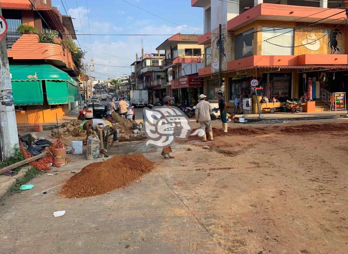 Continúa CAEV cerrando calles en centro de Acayucan