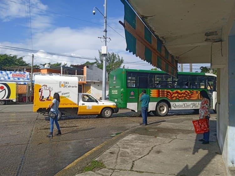 Con todo y huevos, le da un llegue al camión en Coatzacoalcos