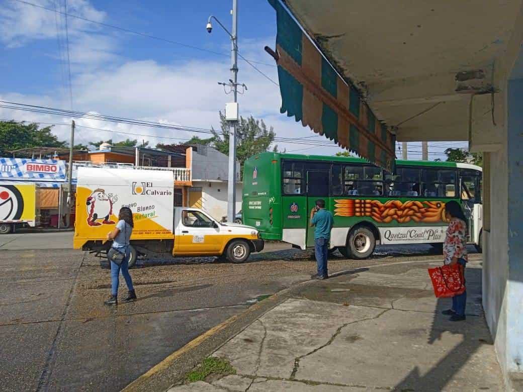 Le dan arrimón de huevos a camión en Coatza