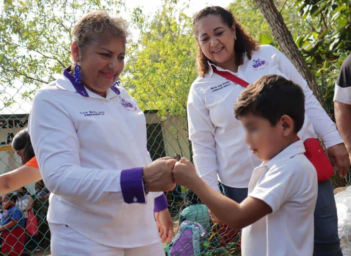 Entrega DIF Coatzacoalcos desayunos a los alumnos de primaria en la colonia Santa María