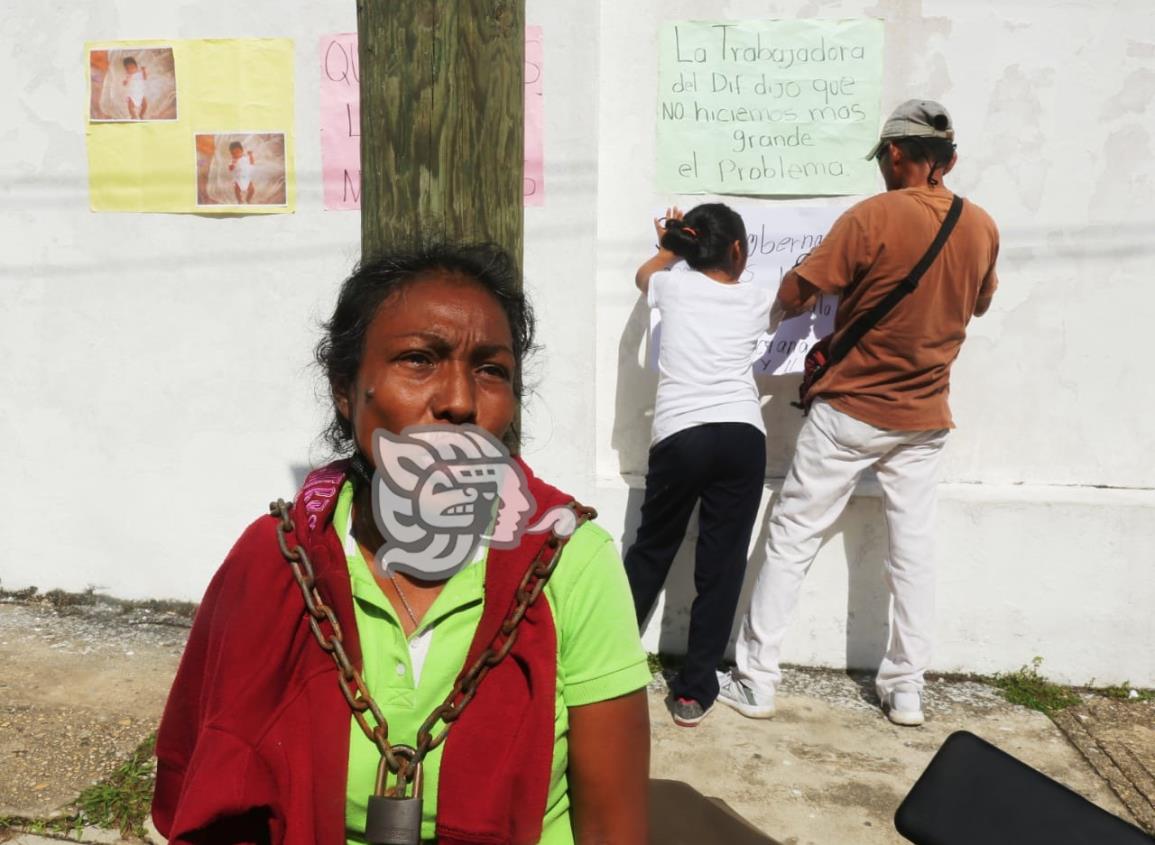 Abuela sigue encadenada para exigir que le devuelvan a su nieta abandonada en Coatzacoalcos(+Video)