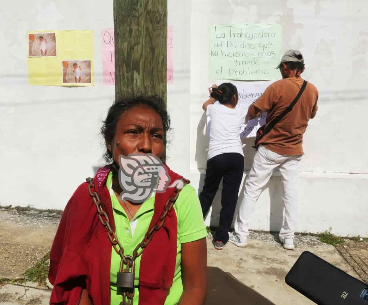 Encadenada, abuela de bebé sustraída en Coatza exige la devuelvan