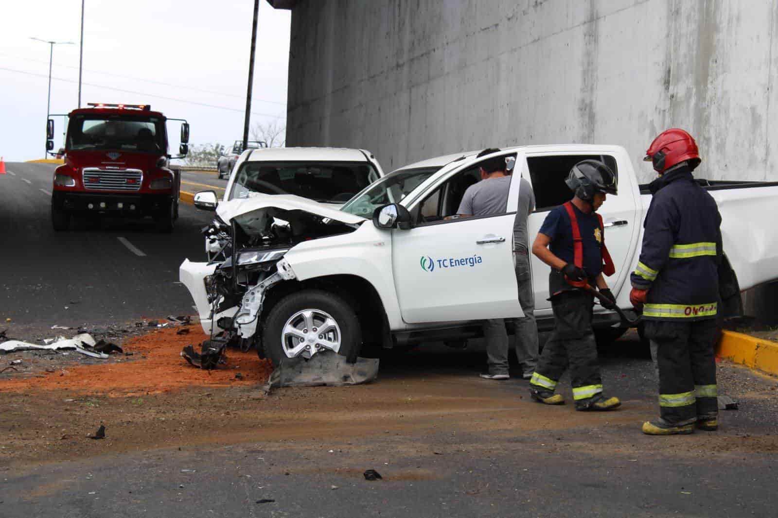 Camionetas chocan de frente sobre la Cabeza Olmeca en Veracruz