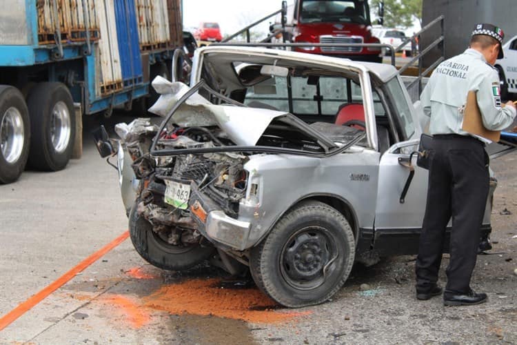 Camionetas chocan de frente sobre la Cabeza Olmeca en Veracruz