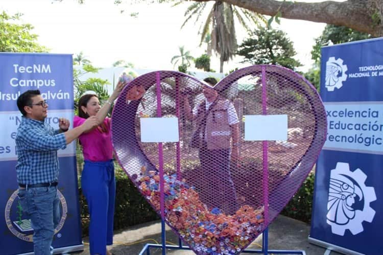 Instalan contenedor para recolectar tapitas para ayudar a pacientes con cáncer en Úrsulo Galván