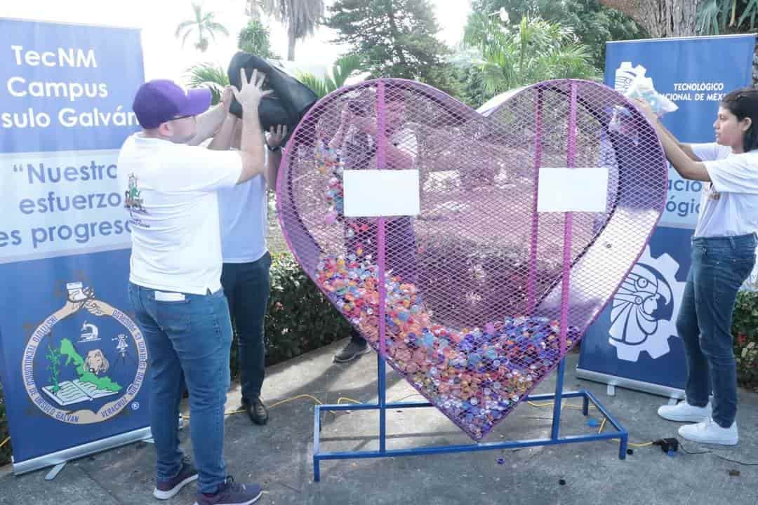 Instalan contenedor para recolectar tapitas para ayudar a pacientes con cáncer en Úrsulo Galván