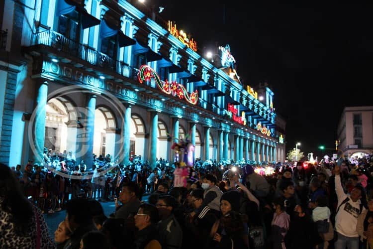 Familias se desbordan en las calles; ¡comienzan  desfiles navideños en Xalapa!