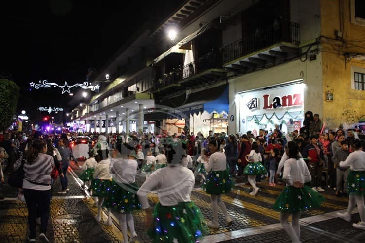 Familias se desbordan en las calles; ¡comienzan  desfiles navideños en Xalapa!