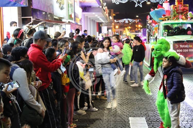 Familias se desbordan en las calles; ¡comienzan  desfiles navideños en Xalapa!