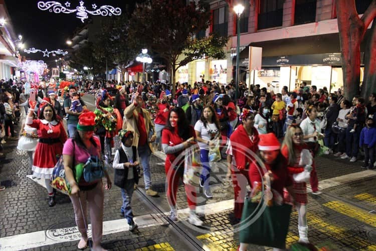 Familias se desbordan en las calles; ¡comienzan  desfiles navideños en Xalapa!