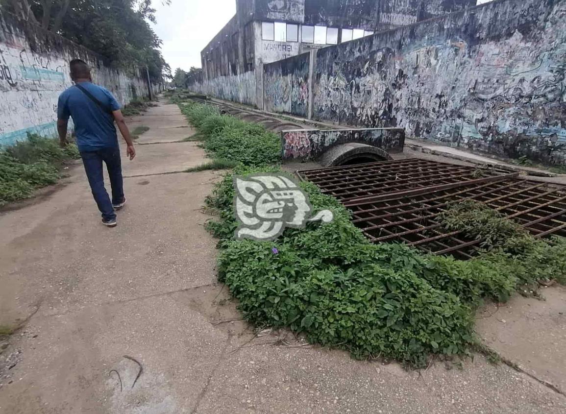 Permanece en el abandono canal a cielo abierto