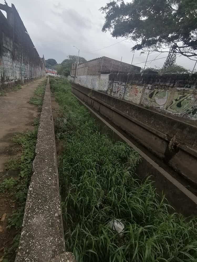 Permanece en el abandono canal a cielo abierto