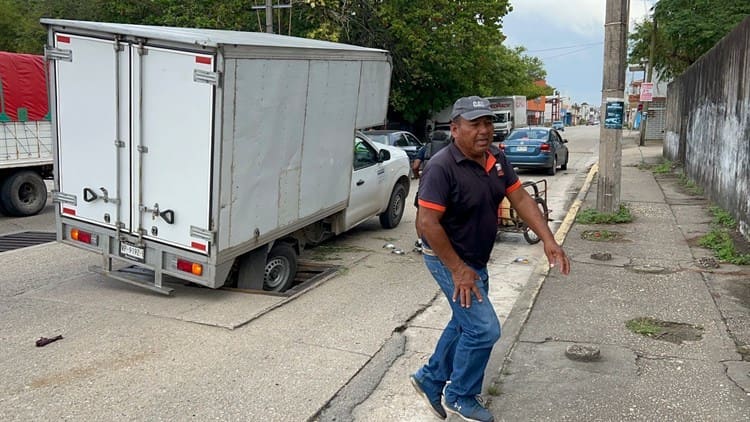 Se rompe alcantarilla y queda atorada camioneta en la carretera Transistmica