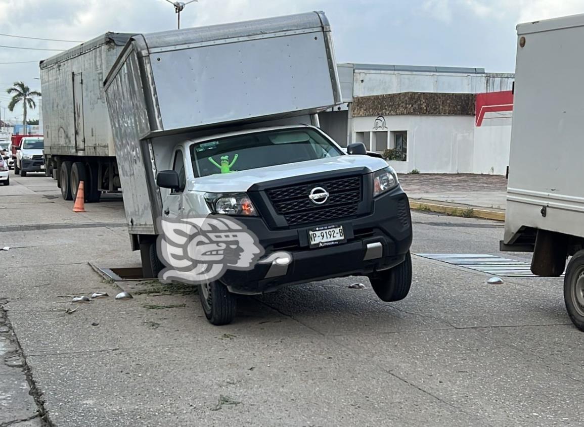 Se rompe alcantarilla y queda atorada camioneta en la carretera Transistmica