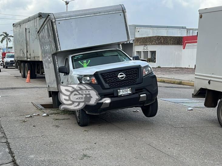 Se rompe alcantarilla y queda atorada camioneta en la carretera Transistmica