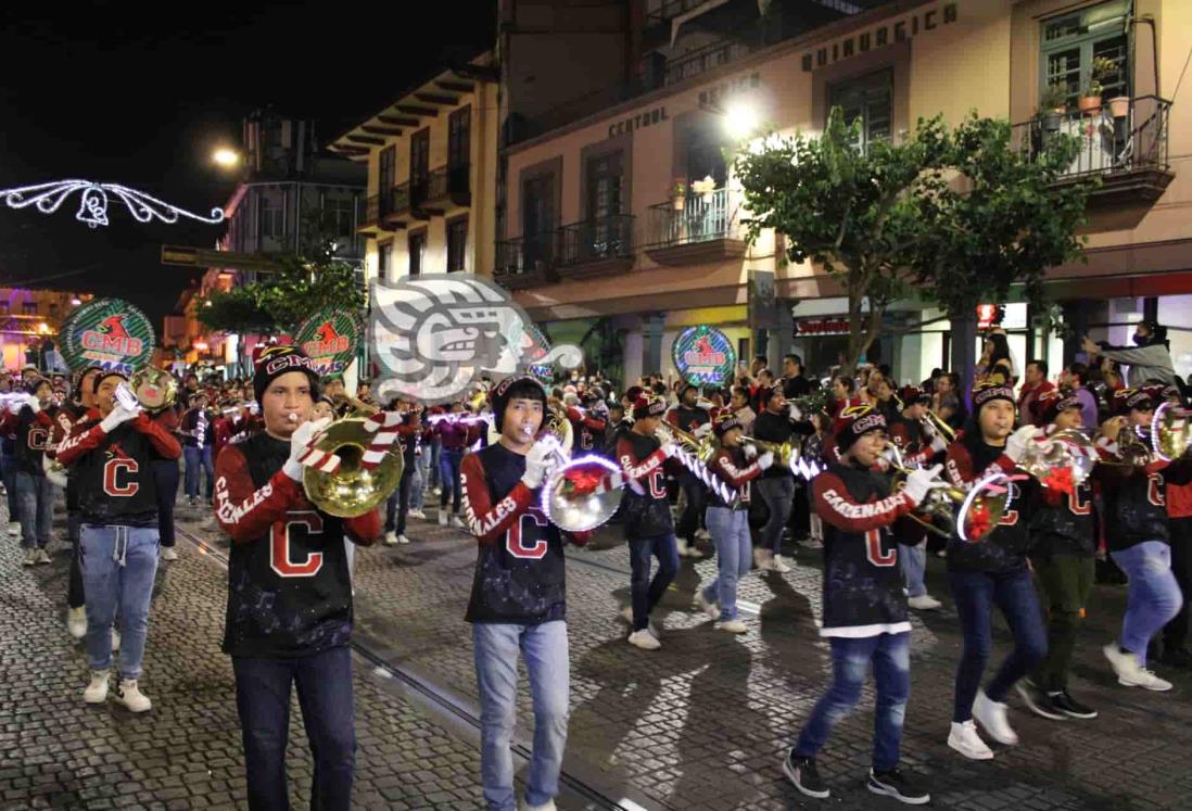 Familias se desbordan en las calles; ¡comienzan  desfiles navideños en Xalapa!