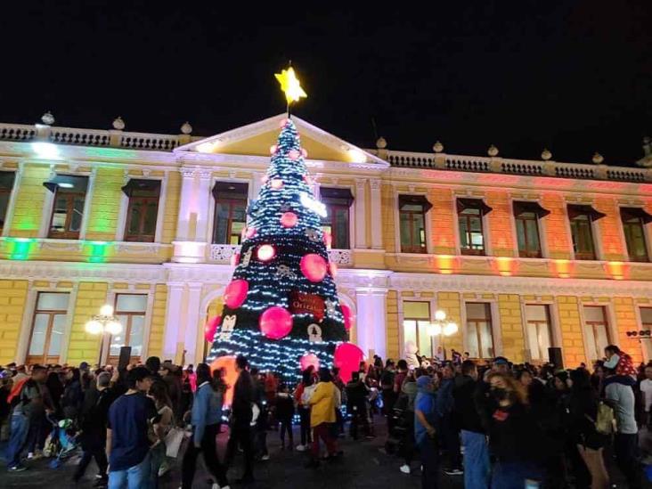 Encienden en Orizaba el árbol navideño más alto del sureste del país; mide 14 metros (+Video)