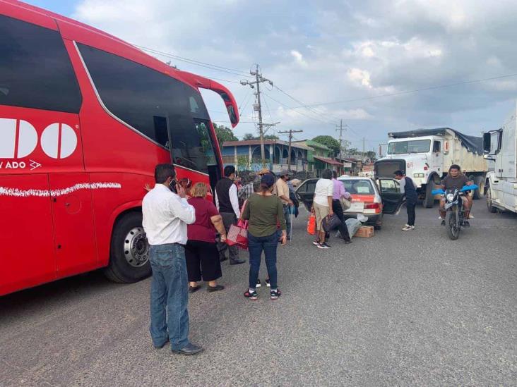 Vuelven a cerrar carretera en Sayula de Alemán; exigen liberación del tesorero