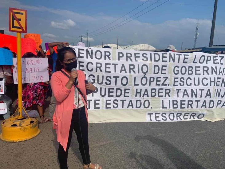 Vuelven a cerrar carretera en Sayula de Alemán; exigen liberación del tesorero