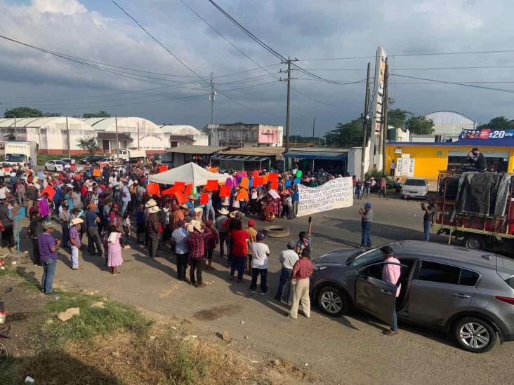 Vuelven a cerrar carretera en Sayula de Alemán; exigen liberación del tesorero