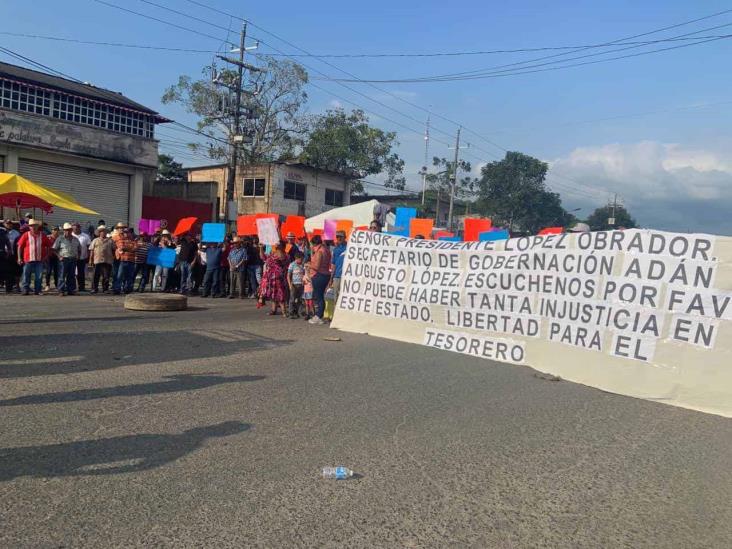 Vuelven a cerrar carretera en Sayula de Alemán; exigen liberación del tesorero