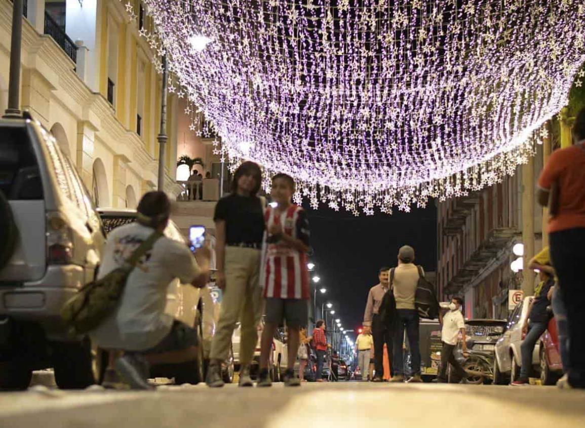 Con un tapete de luces navideñas fue iluminado el Zócalo de Veracruz