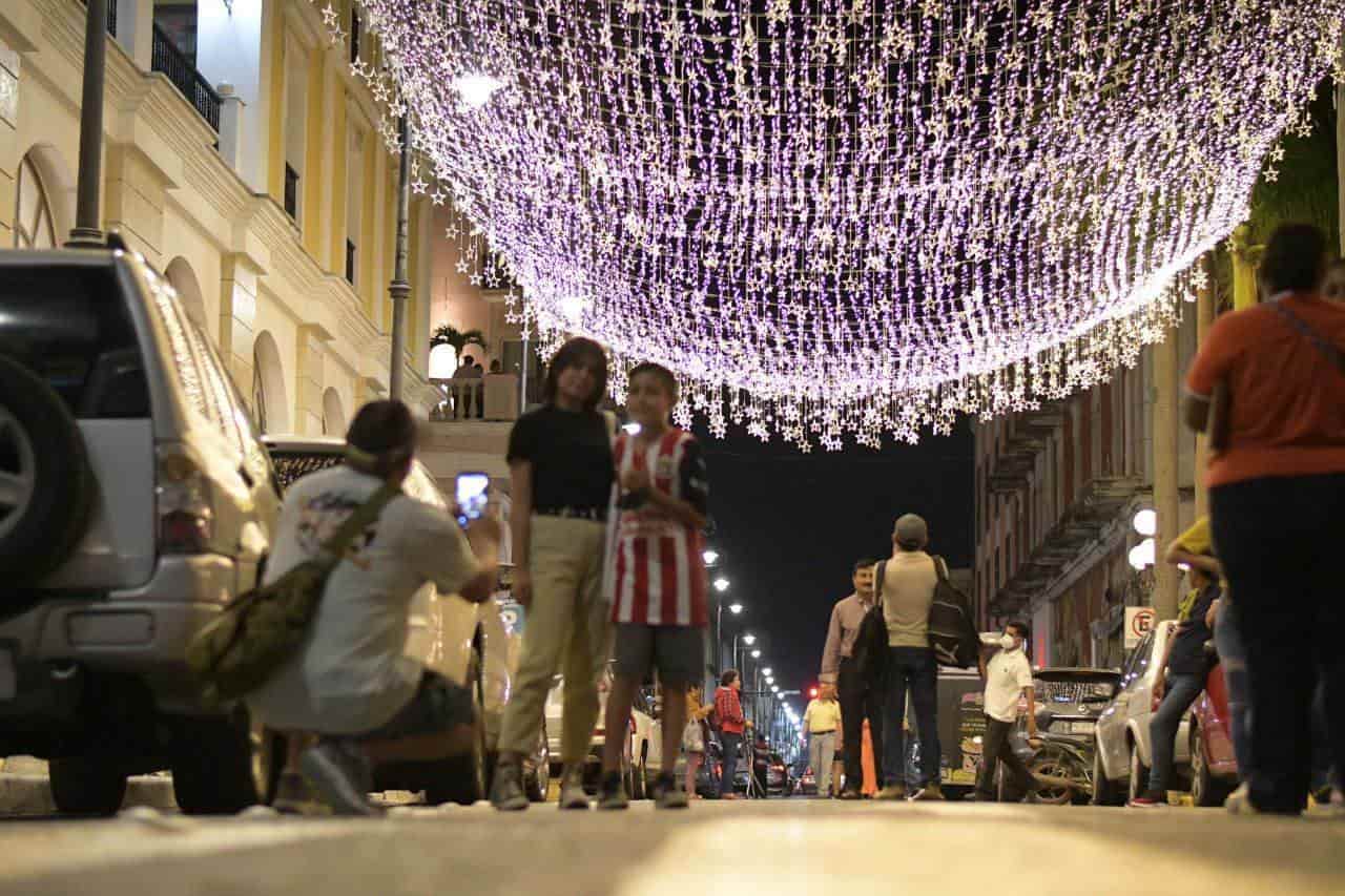 Con un tapete de luces navideñas fue iluminado el Zócalo de Veracruz