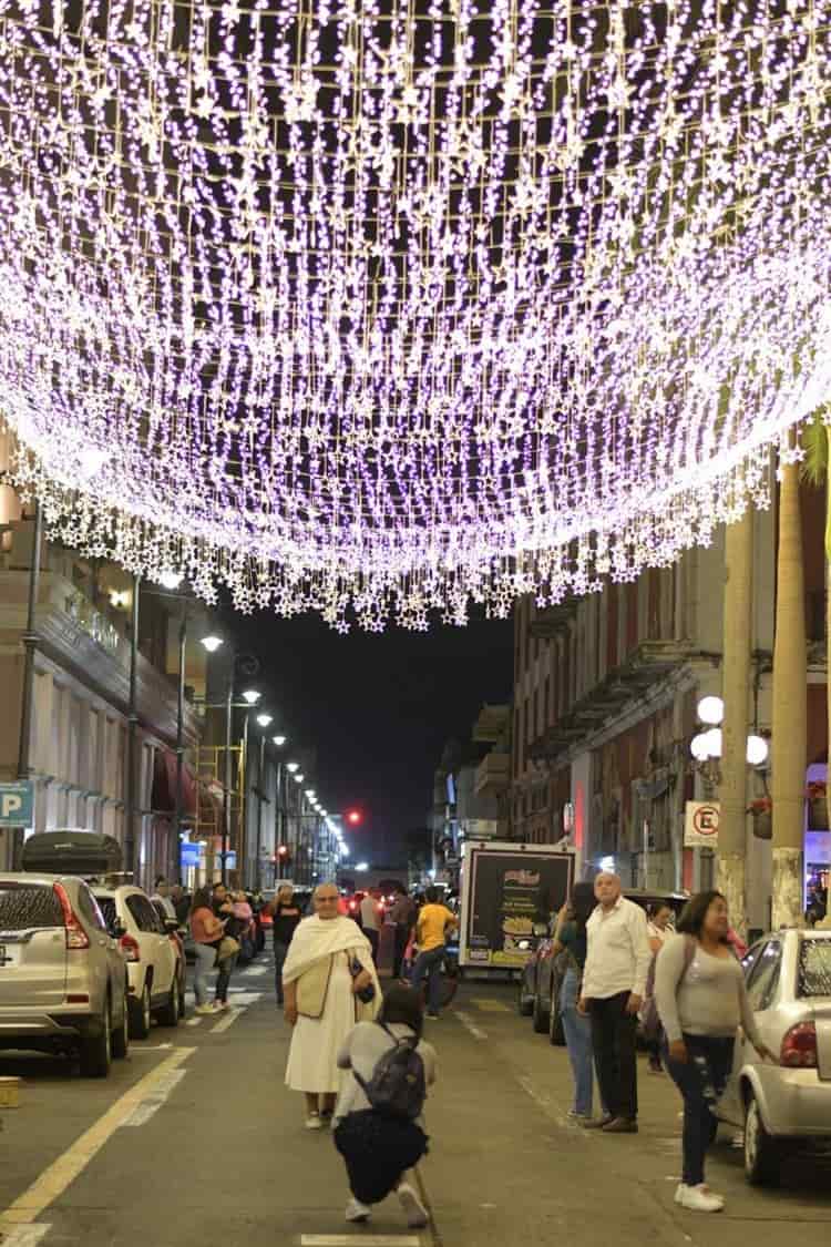 Con un tapete de luces navideñas fue iluminado el Zócalo de Veracruz