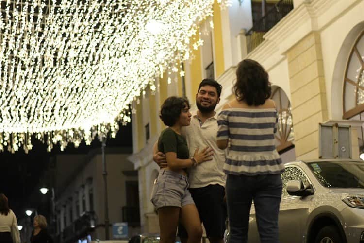 Con un tapete de luces navideñas fue iluminado el Zócalo de Veracruz