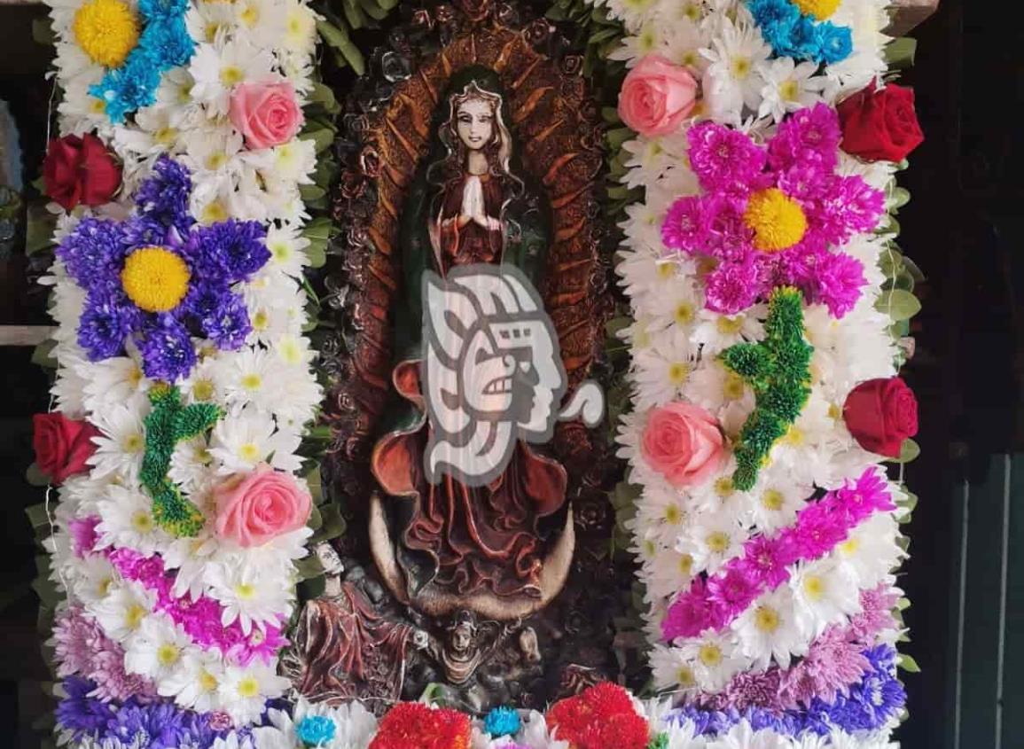 Con flores adornan a la Virgen de Guadalupe en Nanchital