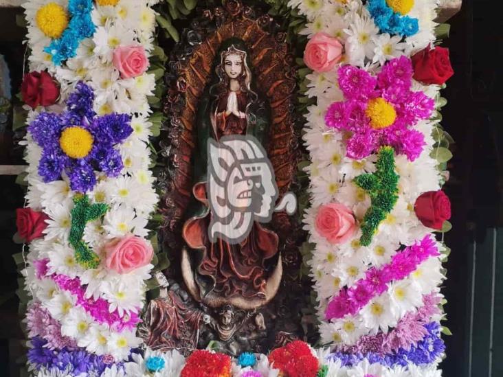 Con flores, adornan a la Virgen de Guadalupe en Nanchital