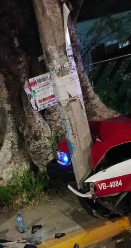 Taxista se impacta contra poste en Veracruz; pasajera embarazada resulta lesionada